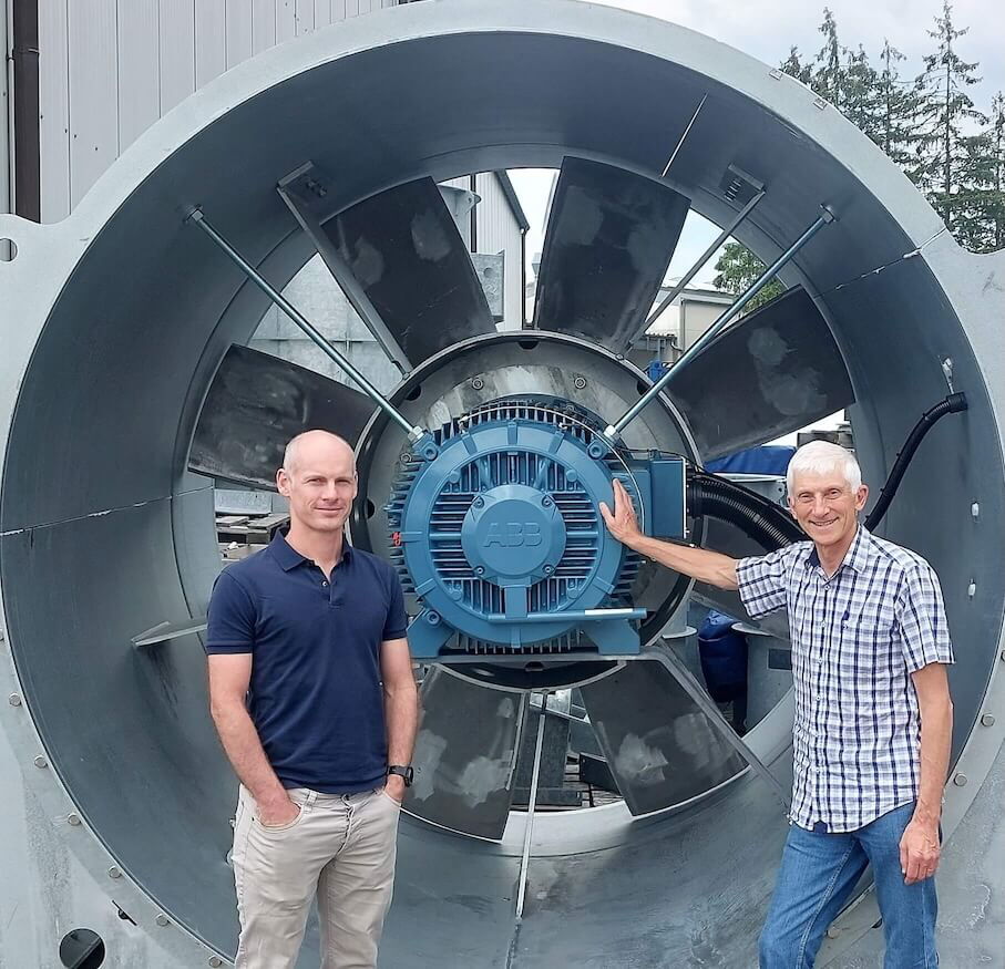 James Archer und Richard Moffat vor einem Großventilator von Witt & Sohn