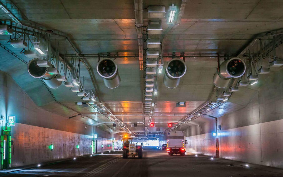 Straßentunnel mit Strahlventilatoren von Witt & Sohn zur Tunnelbelüftung