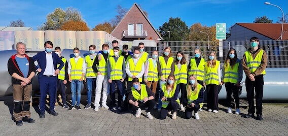 Besuchergruppe mit Sicherheitswesten bei einer Werksführung bei Witt & Sohn
