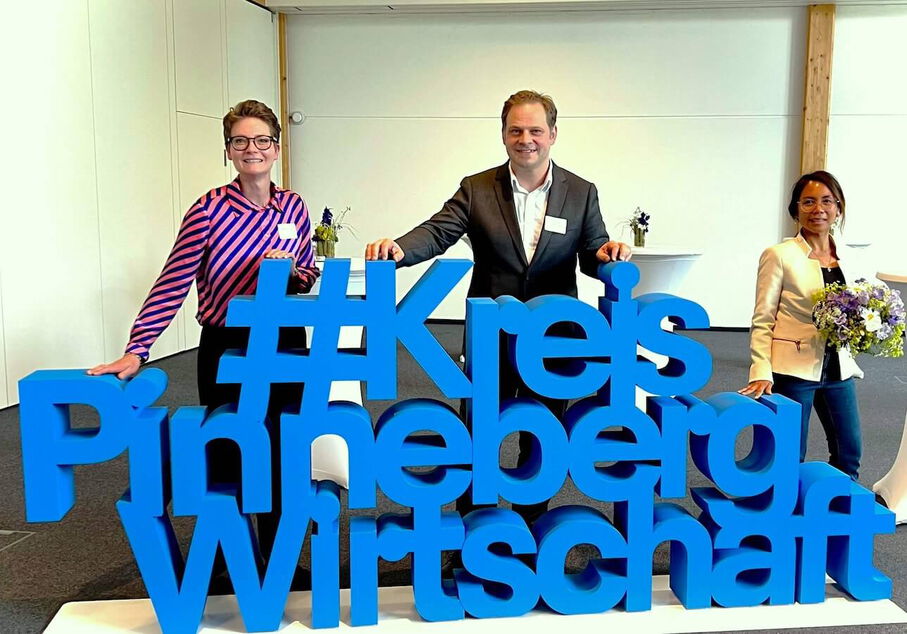 Drei Personen bei einer Veranstaltung der Wirtschaftsförderung Kreis Pinneberg