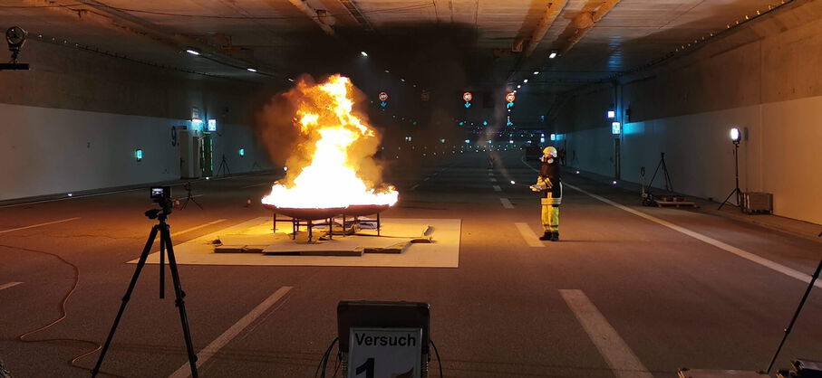 Brandversuch in einem Straßentunnel zur Prüfung der Tunnellüftung
